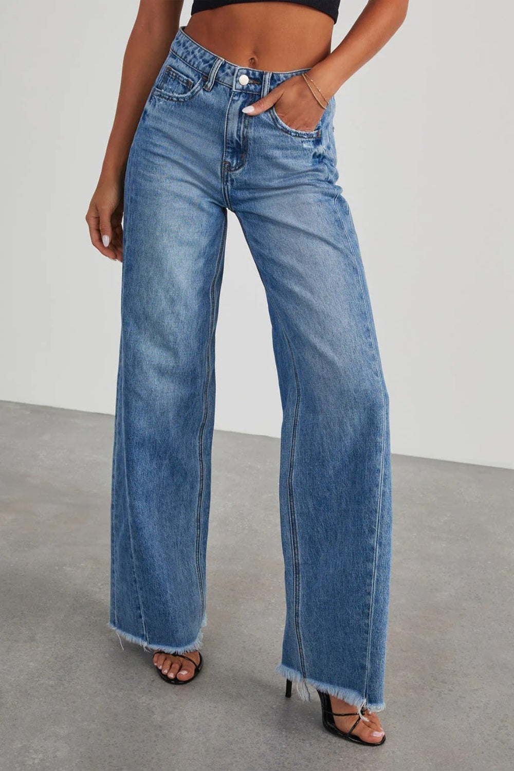 Women's Wide Leg Raw Hem Jeans with Pockets