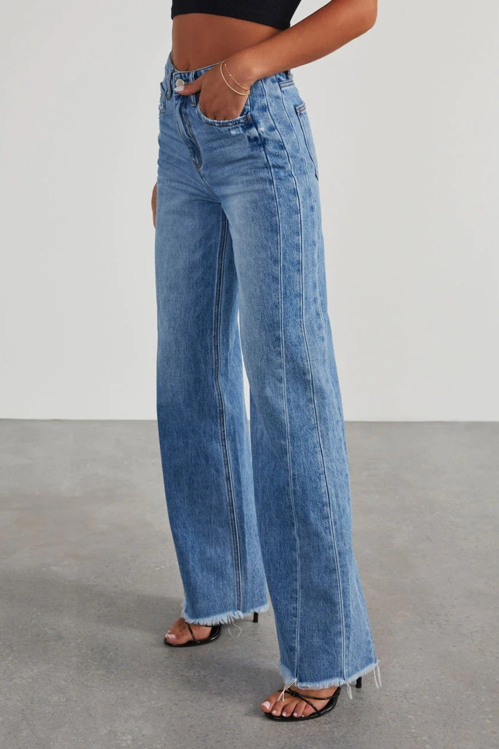 Women's Wide Leg Raw Hem Jeans with Pockets